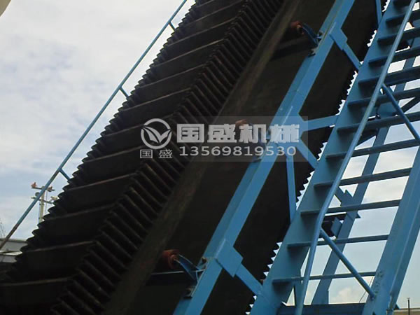 橡胶大倾角皮带机